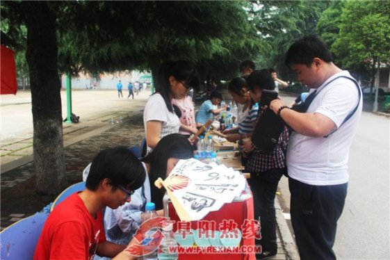 清凉折扇义卖，温暖助学行动