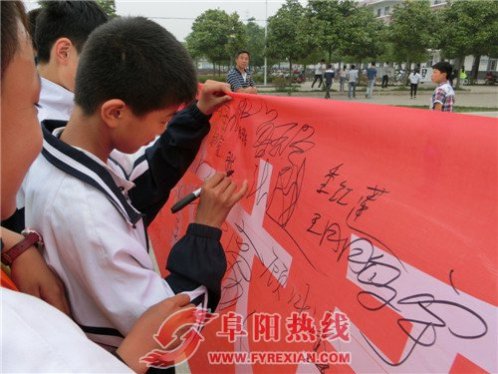 界首市舒庄镇团委开展秸秆禁烧签名倡议活动