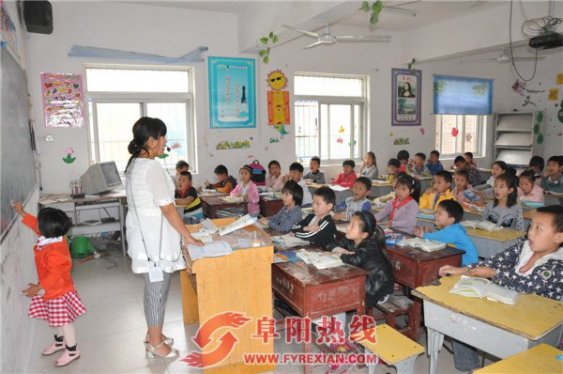 颍泉区政协、宣传部门慰问周棚小学和幼儿园学生