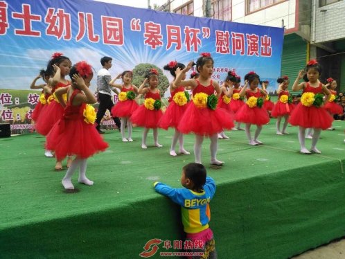 太和坟台小博士幼儿园举办“皋月杯”慰问演出