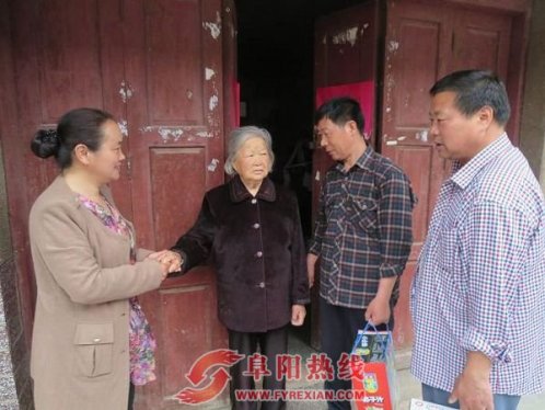 西城信义社区开展“母亲节”走访慰问活动