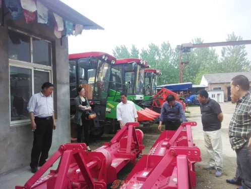 界首市舒庄镇组织人员观摩学习秸秆还田先进技术