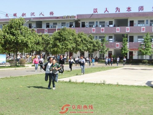 界首市舒庄镇中心学校举行地震应急疏散演练
