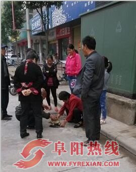 农妇街头卖“古董” 社区干部揭骗局