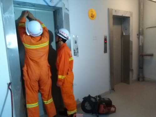 太和： 施工人员被困电梯，消防紧急施救