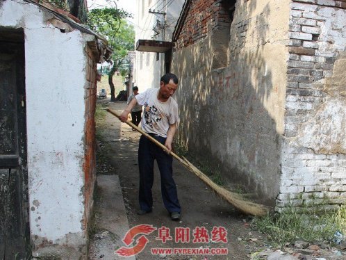 热心社区的志愿服务  夫妻两人身残志坚