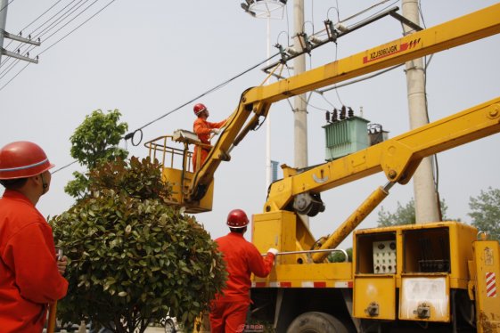 界首市路灯职工：巡视维修忙&nbsp;确保路灯亮
