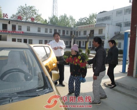 界首痴呆老人外出迷路 综治办人员助其回家