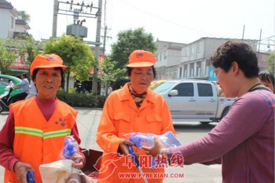 西城 :张庄社区“五·一”节慰问环卫工