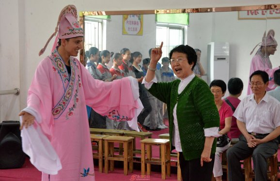 尼泊尔＂洋学生＂感受阜南非遗文化