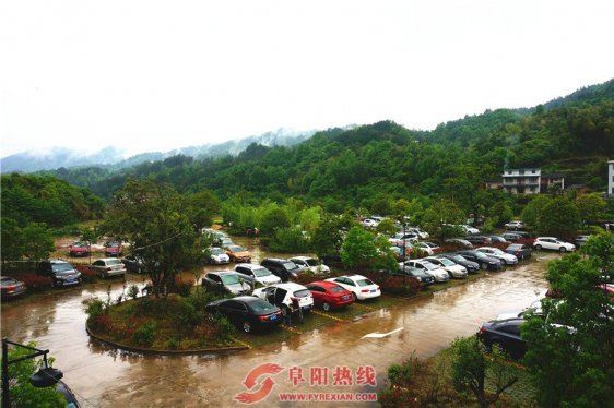 天峡五一“忙”过节特警出勤维秩序