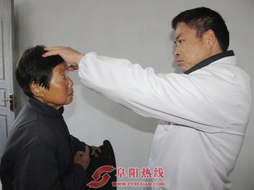 界首西城街道开展白内障免费筛查活动