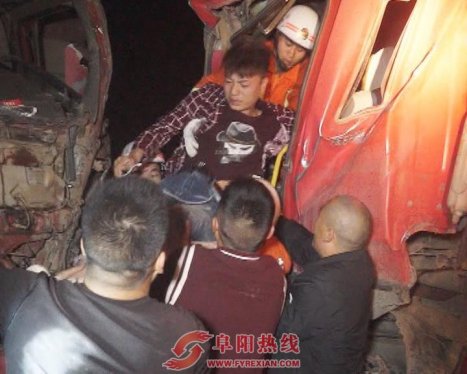 两土方车狭路相撞 被困司机抽烟待援(图)