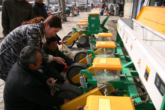 购农机（具）备春耕