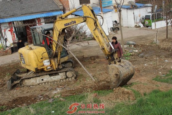 界首西城开展沙颍河堤坝环境大清理活动