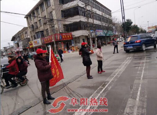 西城中原社区志愿者服务队 劝导市民文明出行