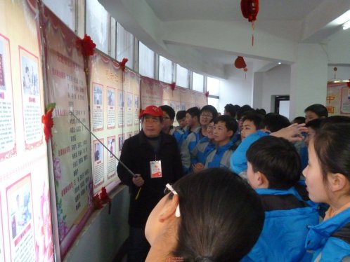 界首第四中学组织学生参观界首好人馆