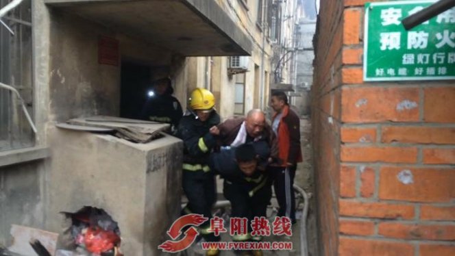闹市区民房着火瘫痪老人被困 幸被消防员及时背出