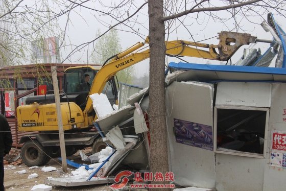 界首西城依法拆除高速入口处6处近400平方米违法搭建