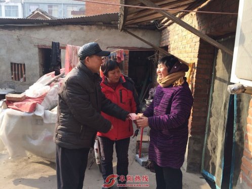 界首西城中原社区干部送温暖