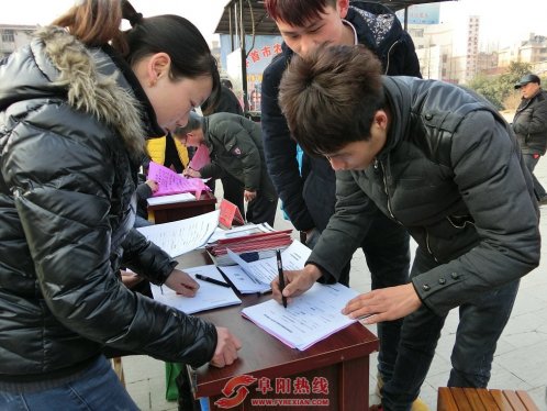 返乡农民工参加招聘会
