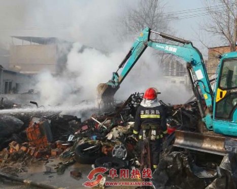 回收站着火浓烟滚滚  疑似小孩放炮引起（图）