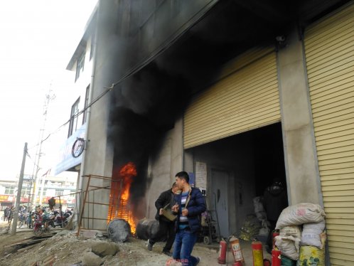 塑料制品加工作坊突发大火 屋内存放均为易燃品