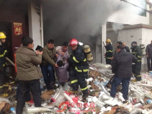 年初二居民房屋突发大火 社区干部尹从民晕倒在火场