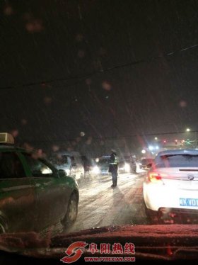 风雪中交警坚守在路面上