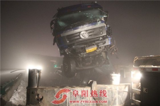 雪天路滑 货车侧翻幸无人员伤亡