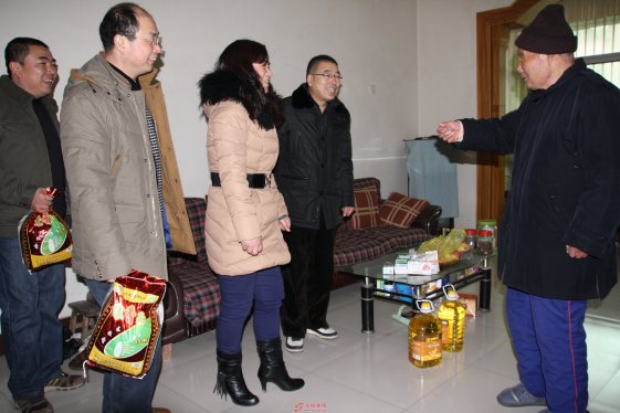 新春送米、油  温暖老干部