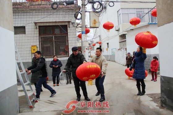 界首西城巷道挂起红灯笼居民喜迎幸福年