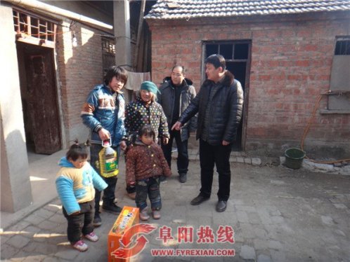 界首芦村计生办开展送温暖活动