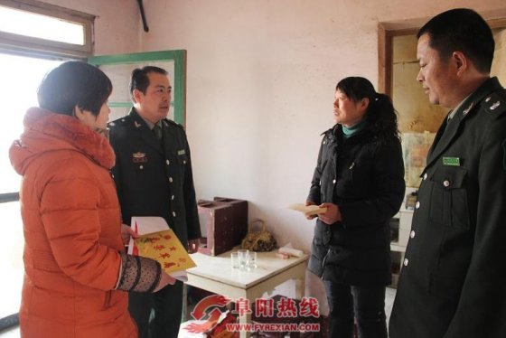 界首西城街道新春慰问入伍新兵家庭
