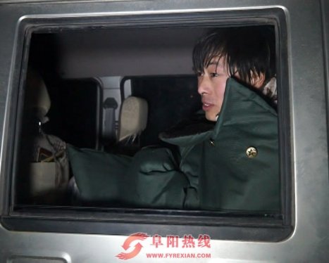 开小差轿车冲入河中 路过司机下河救人（图）