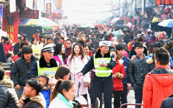 春运 阜南闹市区中忙碌的交警