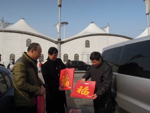 阜阳市文明办邢思杰走访慰问道德模范和身边好人