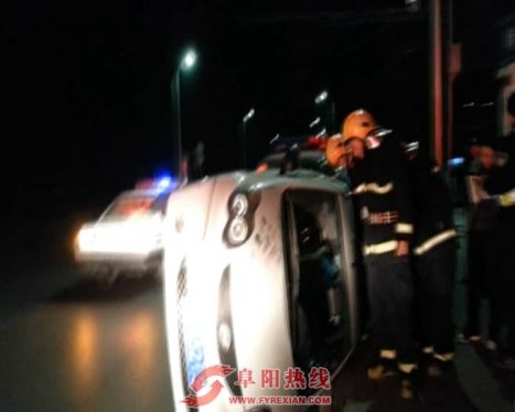 阜阳一私家车撞上特警巡逻车 私家车内满是酒气