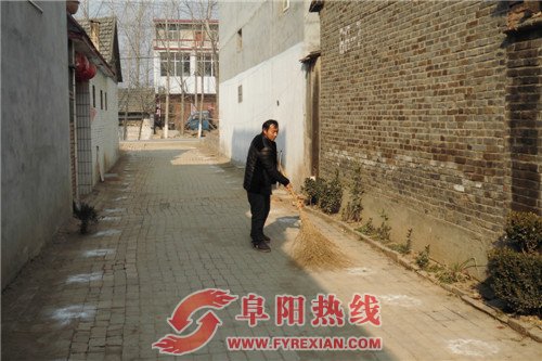 范坤四年如一日义务打扫胡同卫生