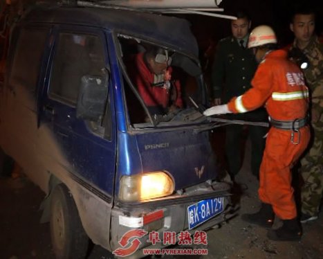 疑因酒驾小货车撞上大货车小货车  司机被困