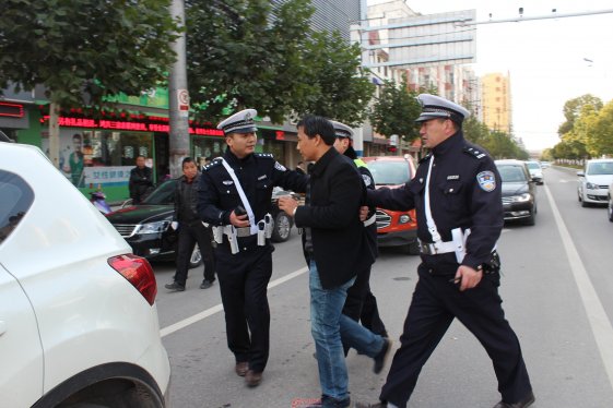 民警查酒驾  逮住一逃跑醉酒司机