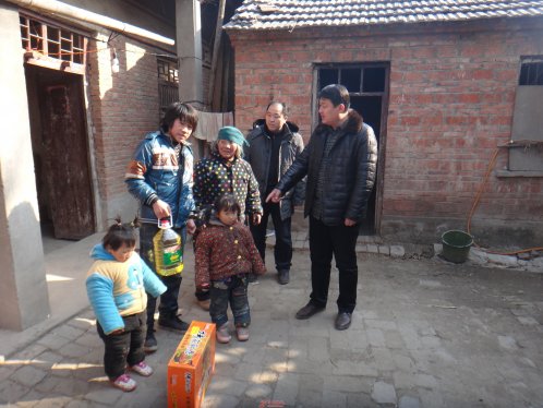 界首芦村镇开展冬季送温暖活动