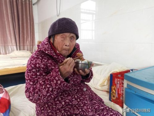 八旬老人被儿子“遗弃”在养老院5年，养老院负责人当做亲生母亲