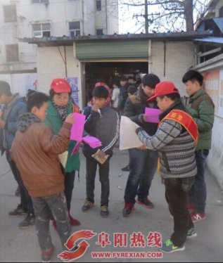 双节将至  社区志愿者走进社区宣传安全知识