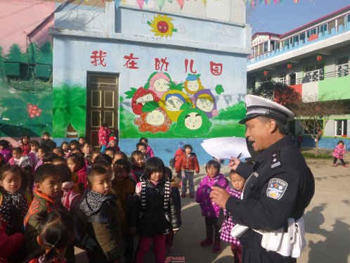 交警“零距离”给幼儿送安全