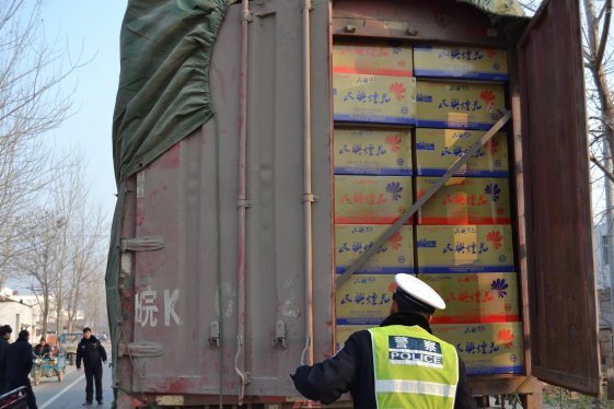 临泉交警：查获一非法运输烟花爆竹车辆