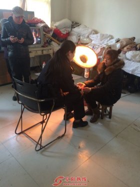 女子外出打工被炒鱿鱼 返回阜阳火车站突发精神病