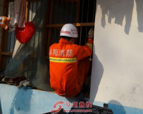 奶奶下地摘菜 小孙子被反锁家中两小时