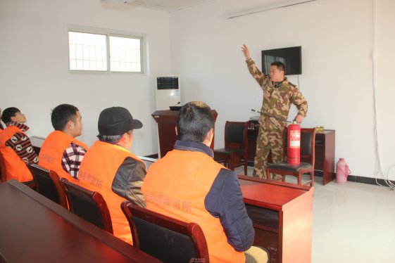 在押人员集体学习消防知识