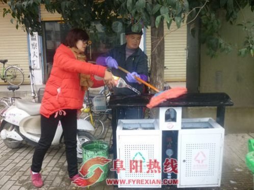 界首西城解放社区为果皮箱洗脸美容